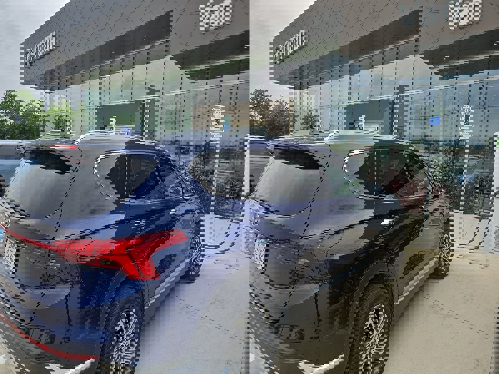 Used 2023 Hyundai Santa Fe SEL w/ Premium Package FWD image 3