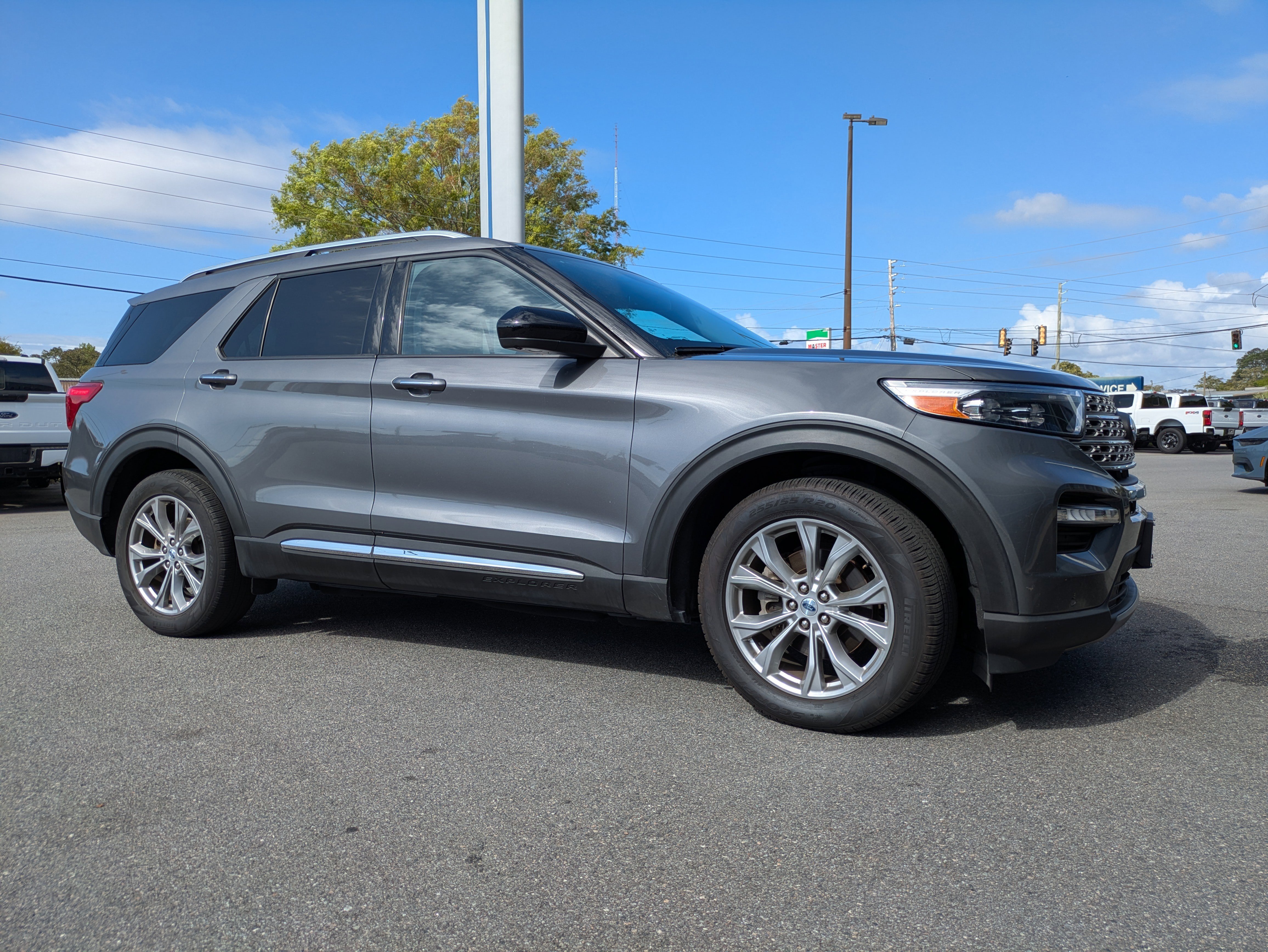 Used 2023 Ford Explorer Limited image 2