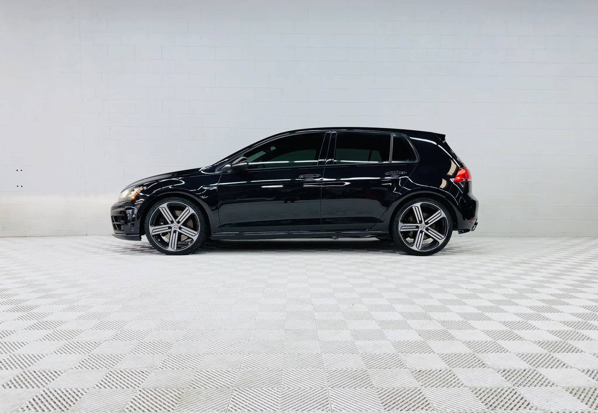 Used 2016 Volkswagen Golf R 4-Door AWD/4WD image 1