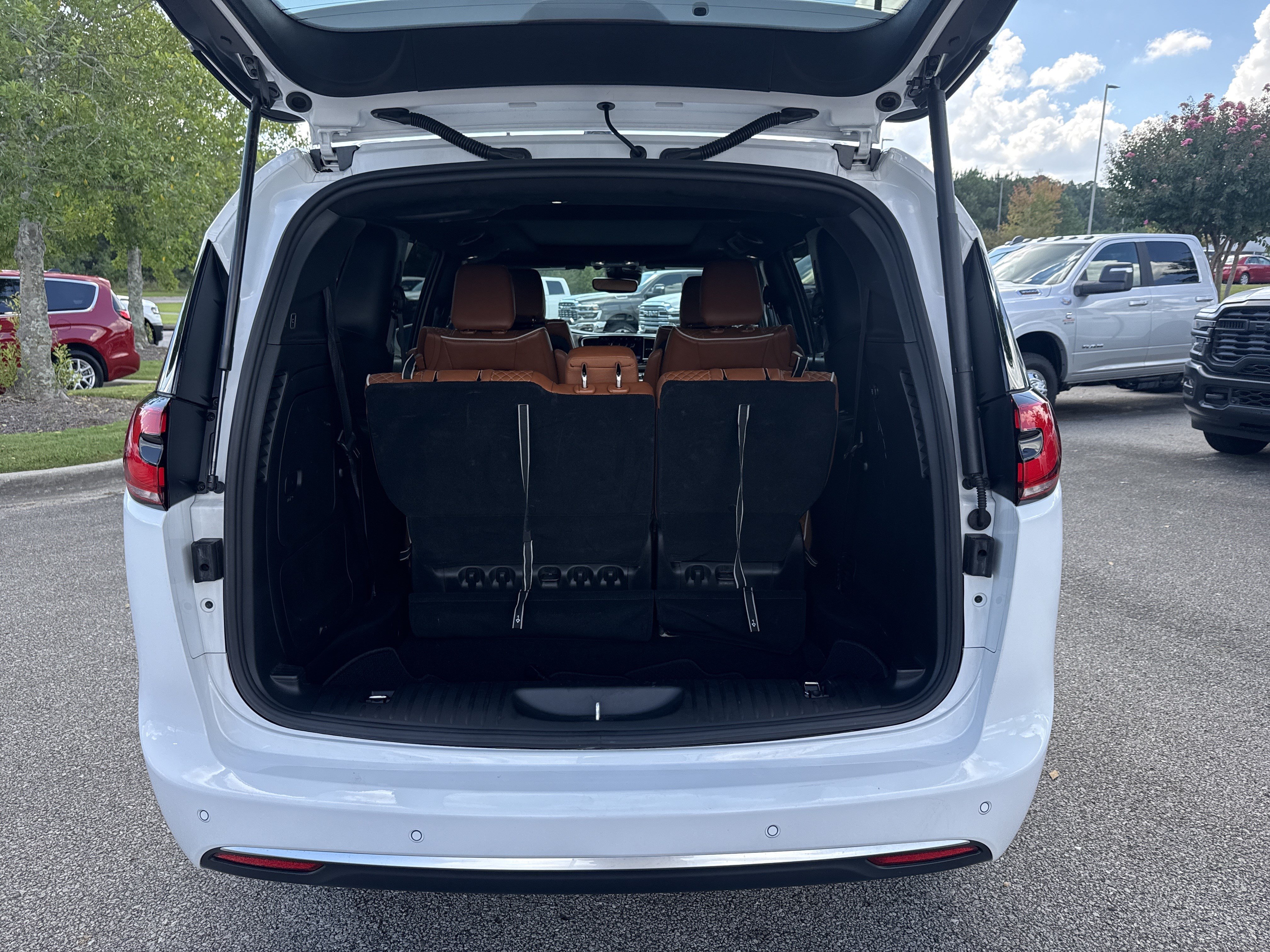 Used 2024 Chrysler Pacifica Pinnacle FWD image 19