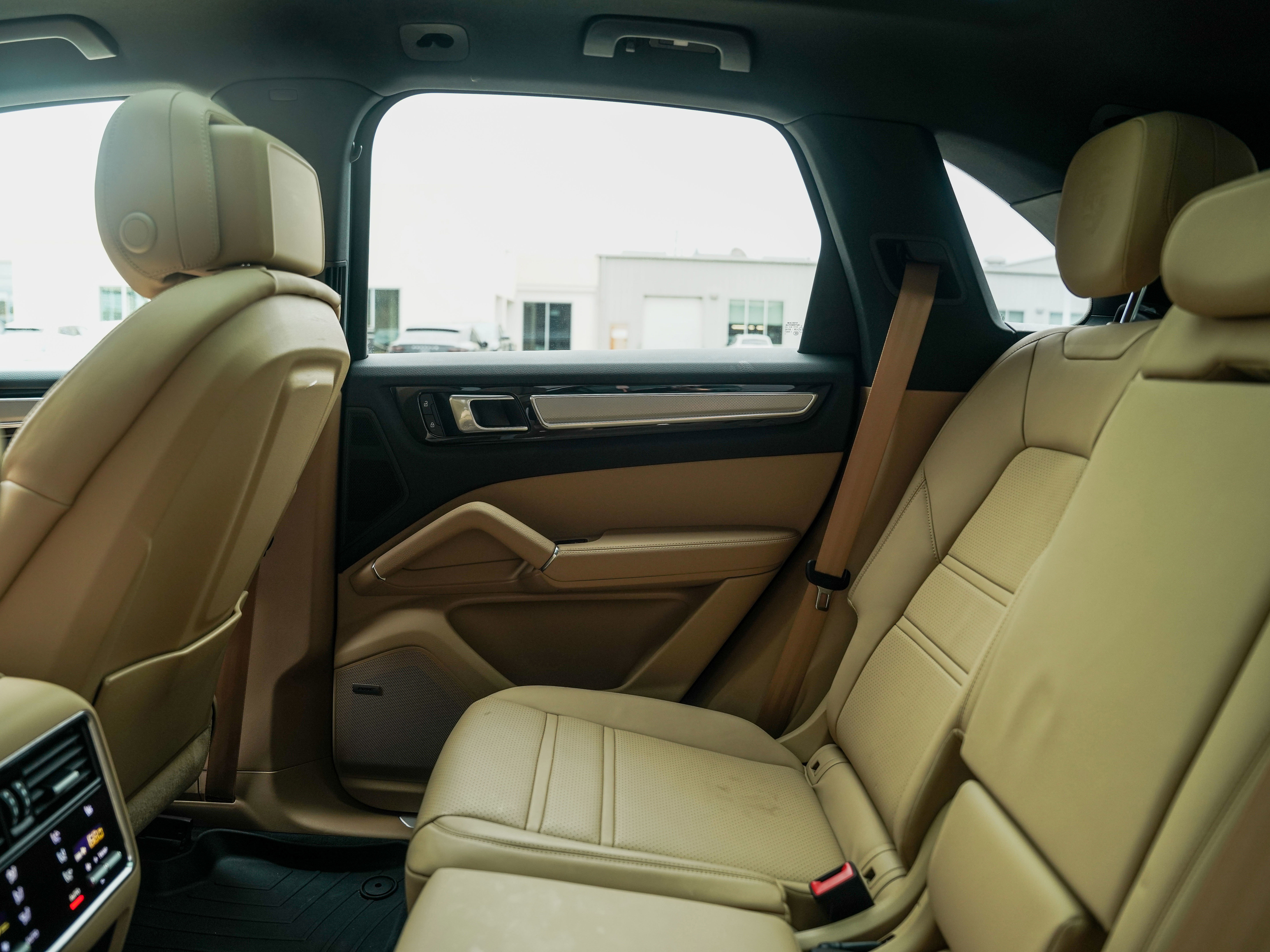 Certified 2022 Porsche Cayenne Platinum Edition image 29