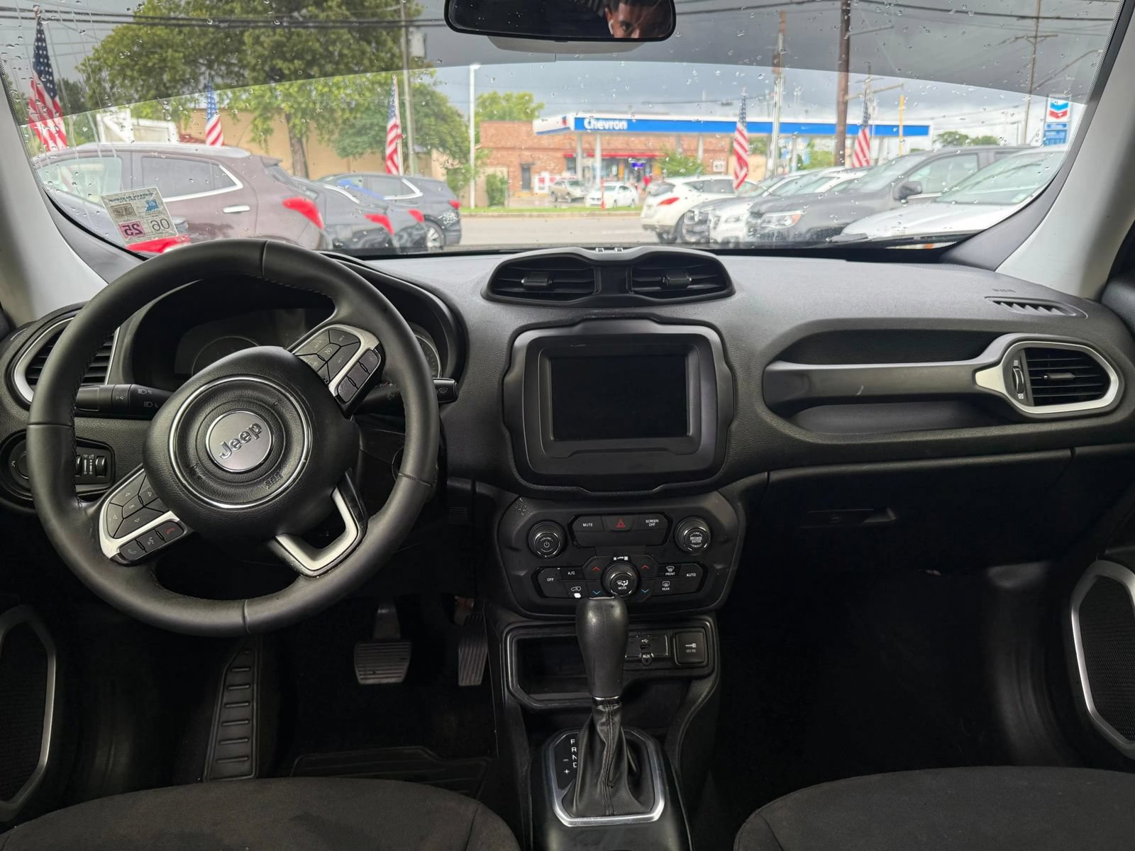 Used 2018 Jeep Renegade Latitude FWD image 11