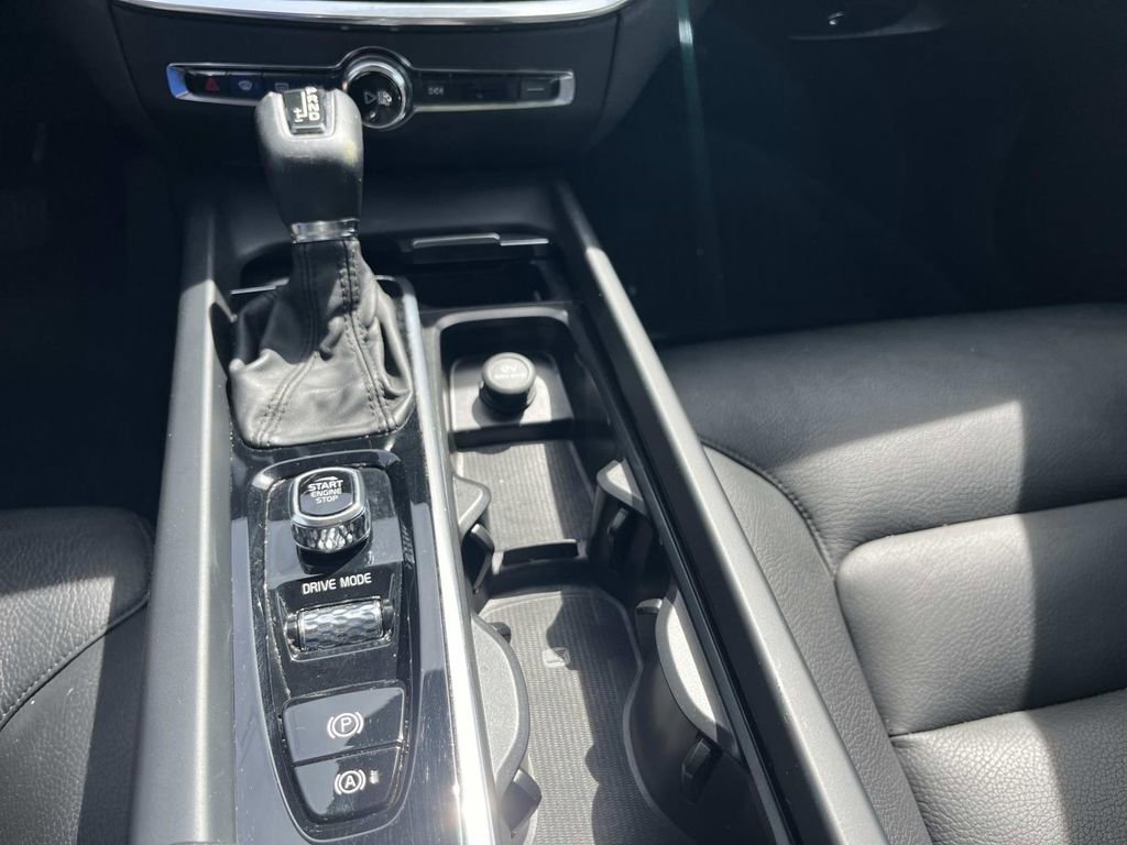 Used 2020 Volvo V60 T5 Momentum w/ Protection Package image 35