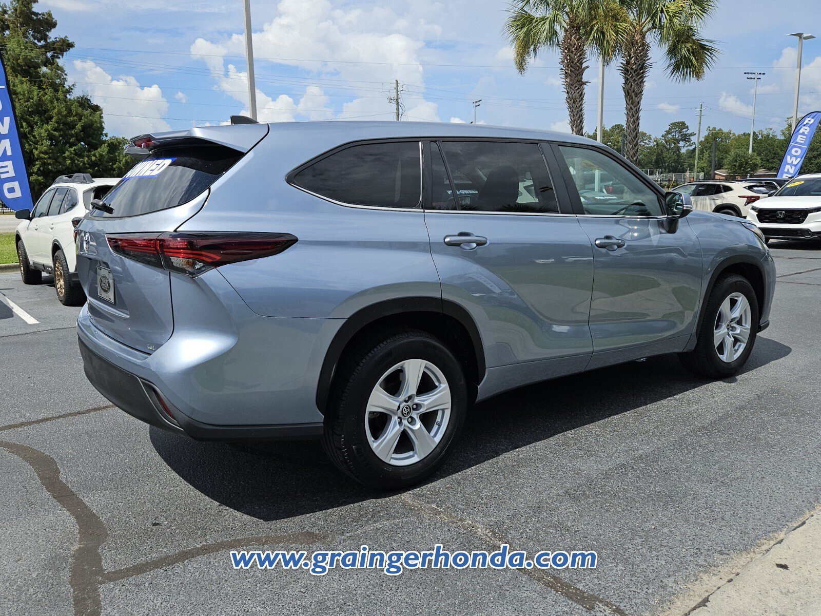 Used 2024 Toyota Highlander LE FWD image 5