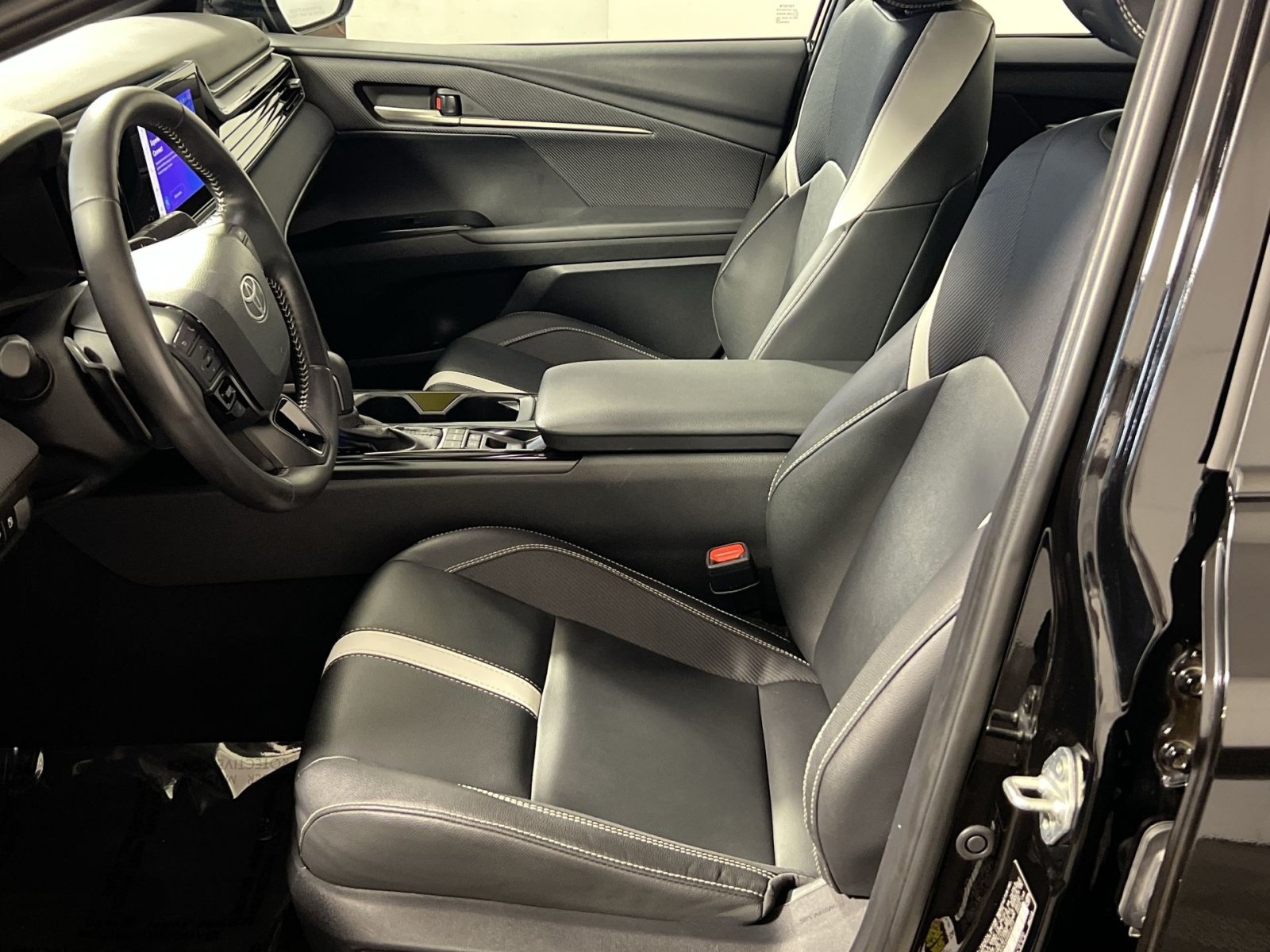 Used 2025 Toyota Camry SE FWD image 14