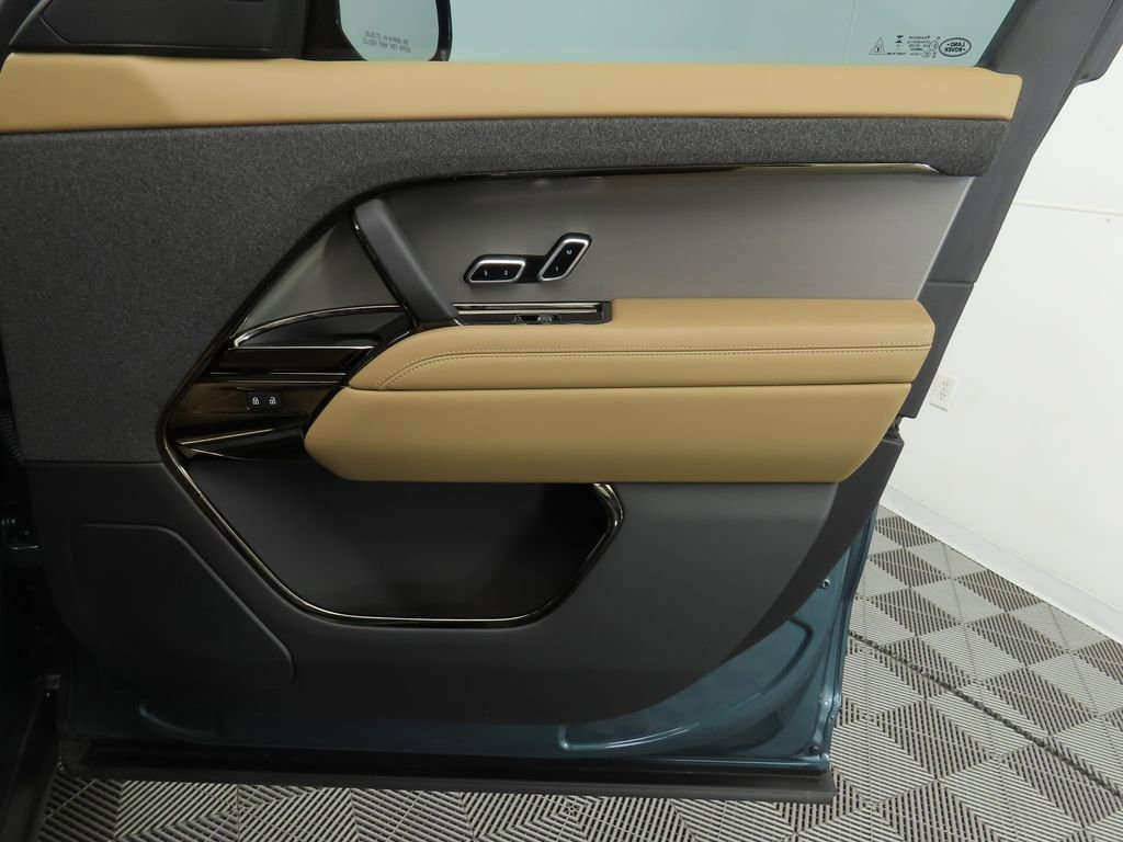 Used 2025 Land Rover Range Rover Sport SE image 22