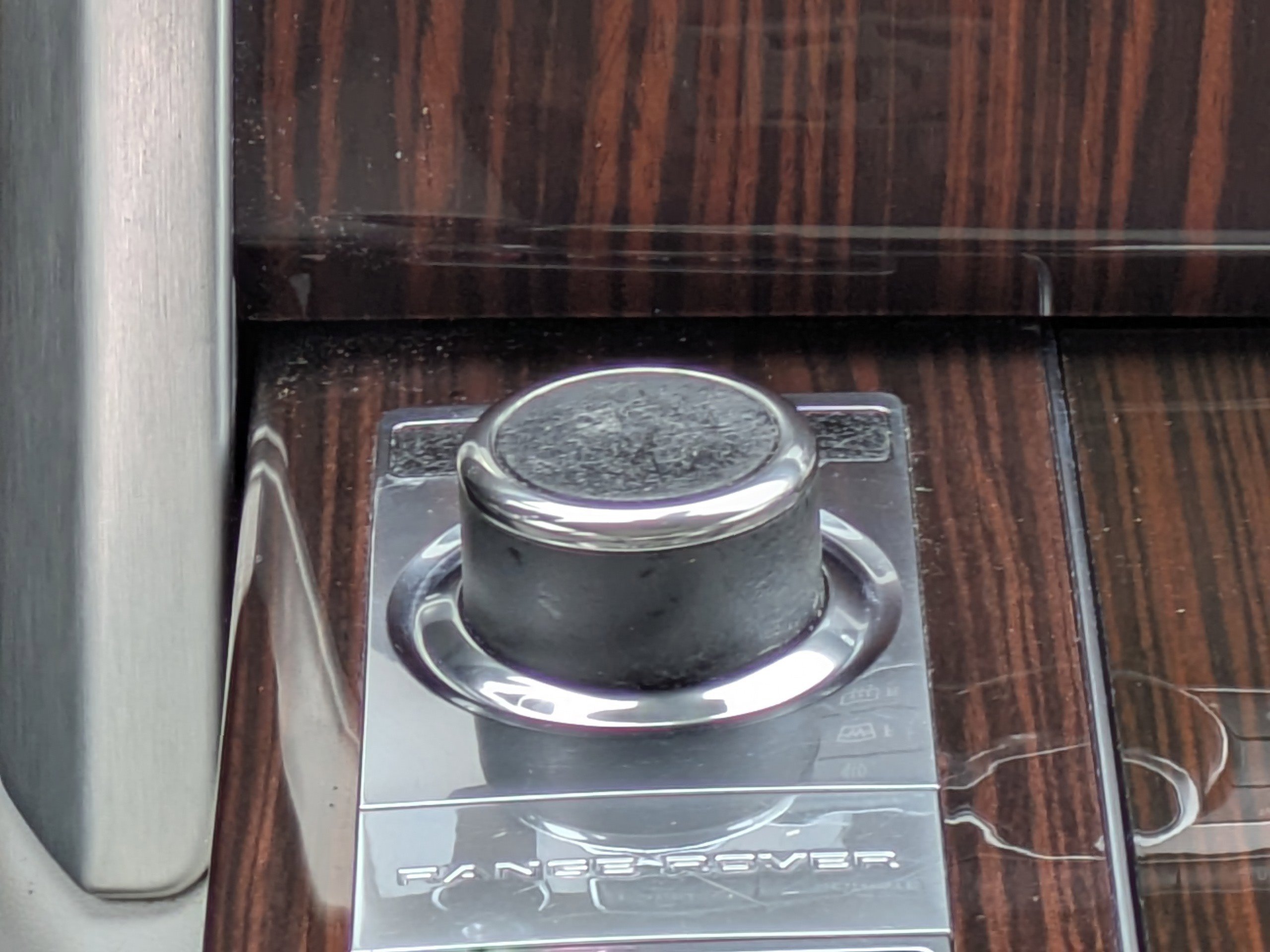 Used 2015 Land Rover Range Rover HSE image 16