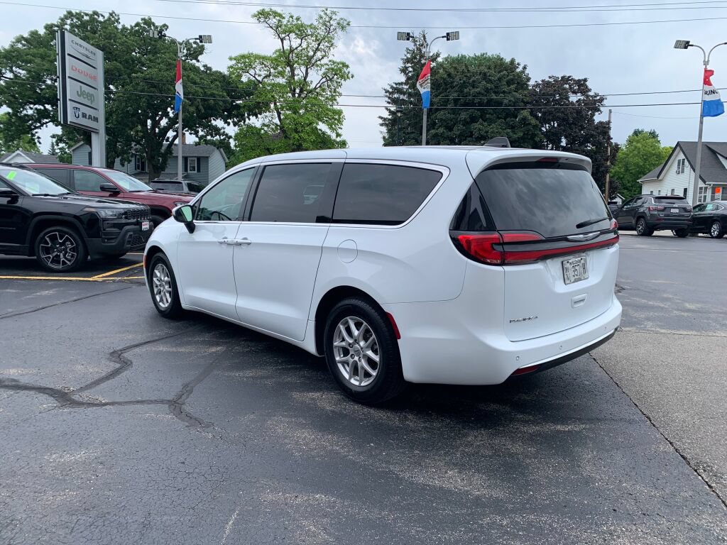 Used 2023 Chrysler Pacifica Touring-L FWD image 5