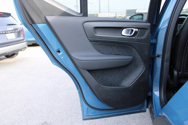 Used 2025 Volvo XC40 B5 Plus image 32