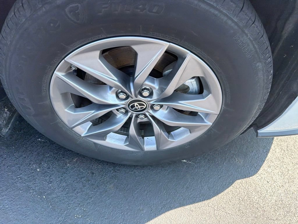 Certified 2025 Toyota Sienna XLE AWD/4WD image 5