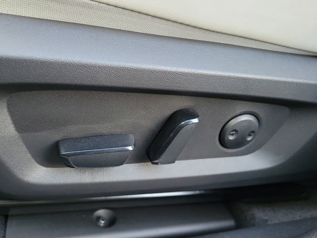 New 2025 Mitsubishi Outlander SE image 11