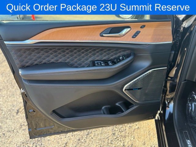 Used 2023 Jeep Grand Cherokee Summit AWD/4WD image 12