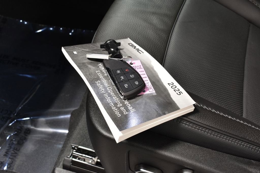 Used 2025 GMC Yukon Denali w/ Sun & Power Step Package image 38