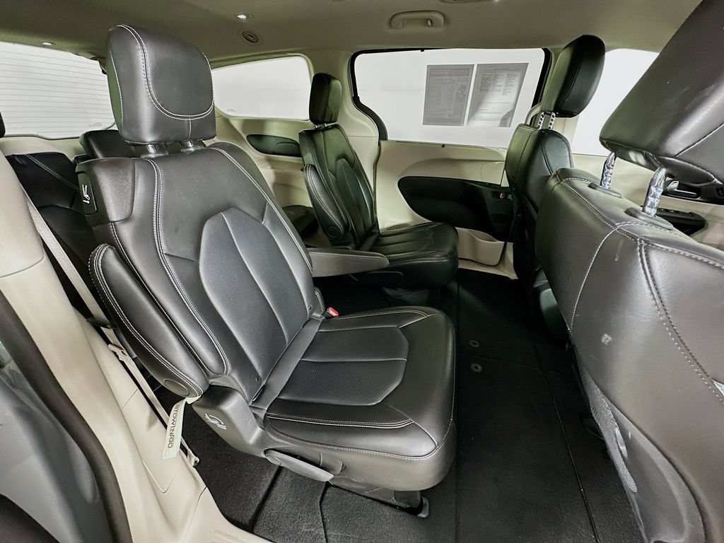 Certified 2024 Chrysler Pacifica Touring-L FWD image 37