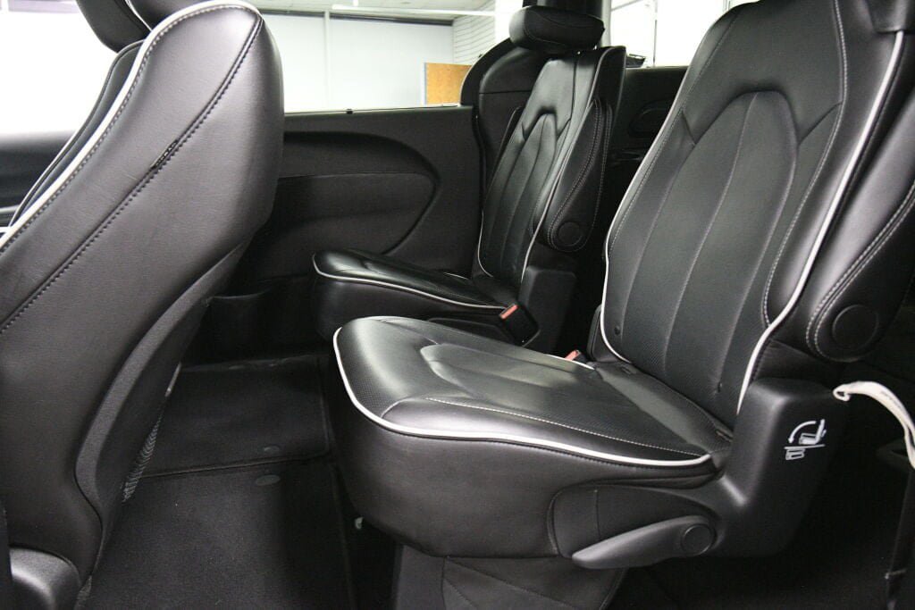 Used 2025 Chrysler Pacifica Limited FWD image 23