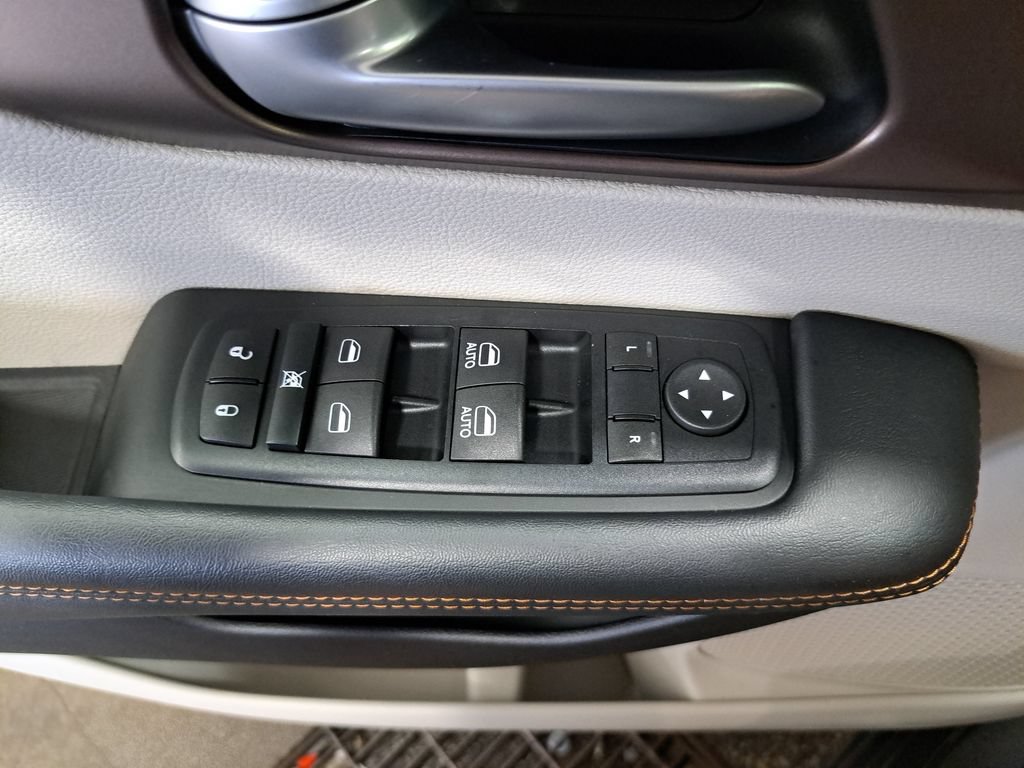Used 2017 Chrysler Pacifica Touring-L FWD image 29