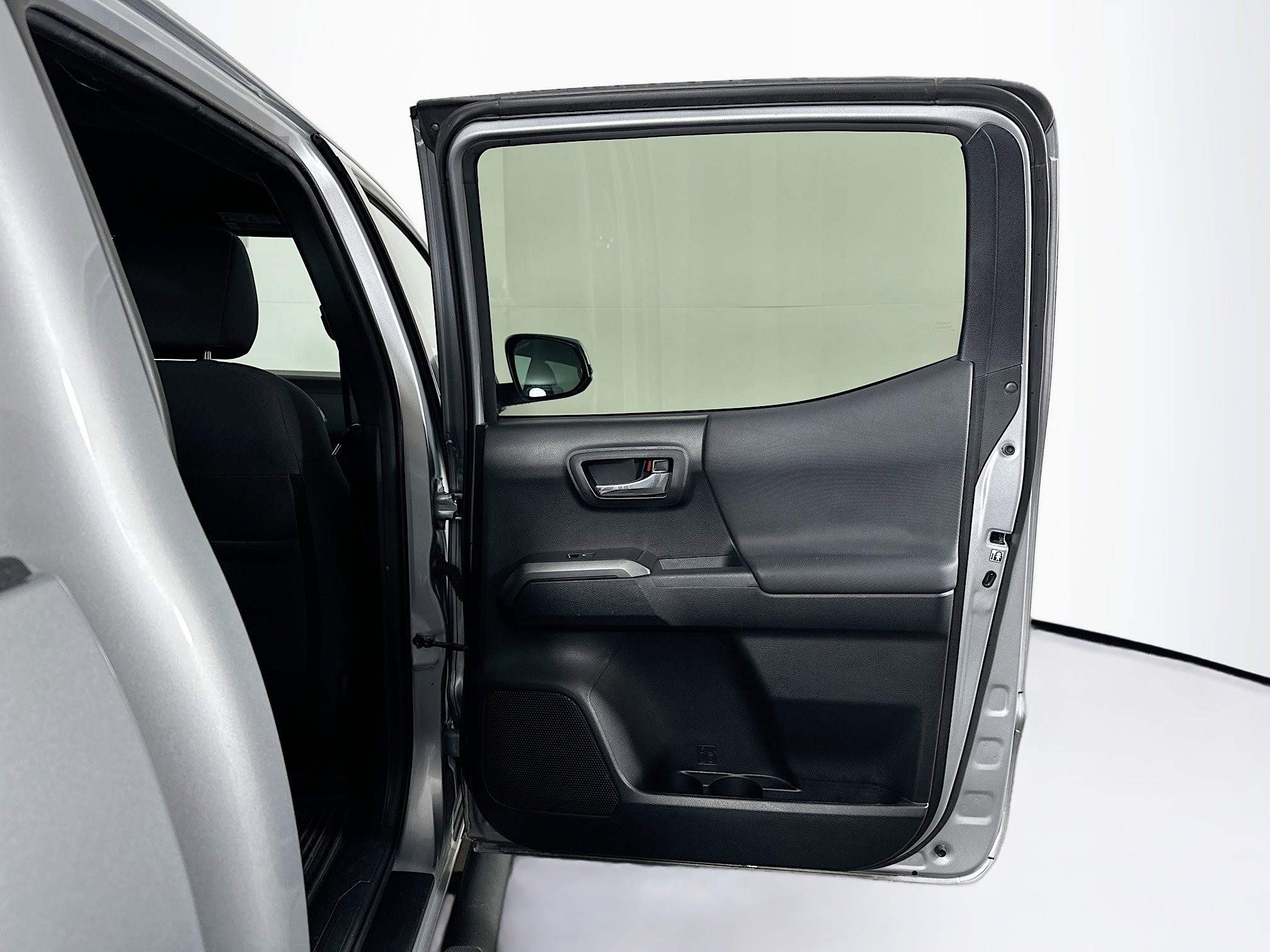 Used 2019 Toyota Tacoma TRD Off-Road w/ Four Season Floor Mat Package image 28