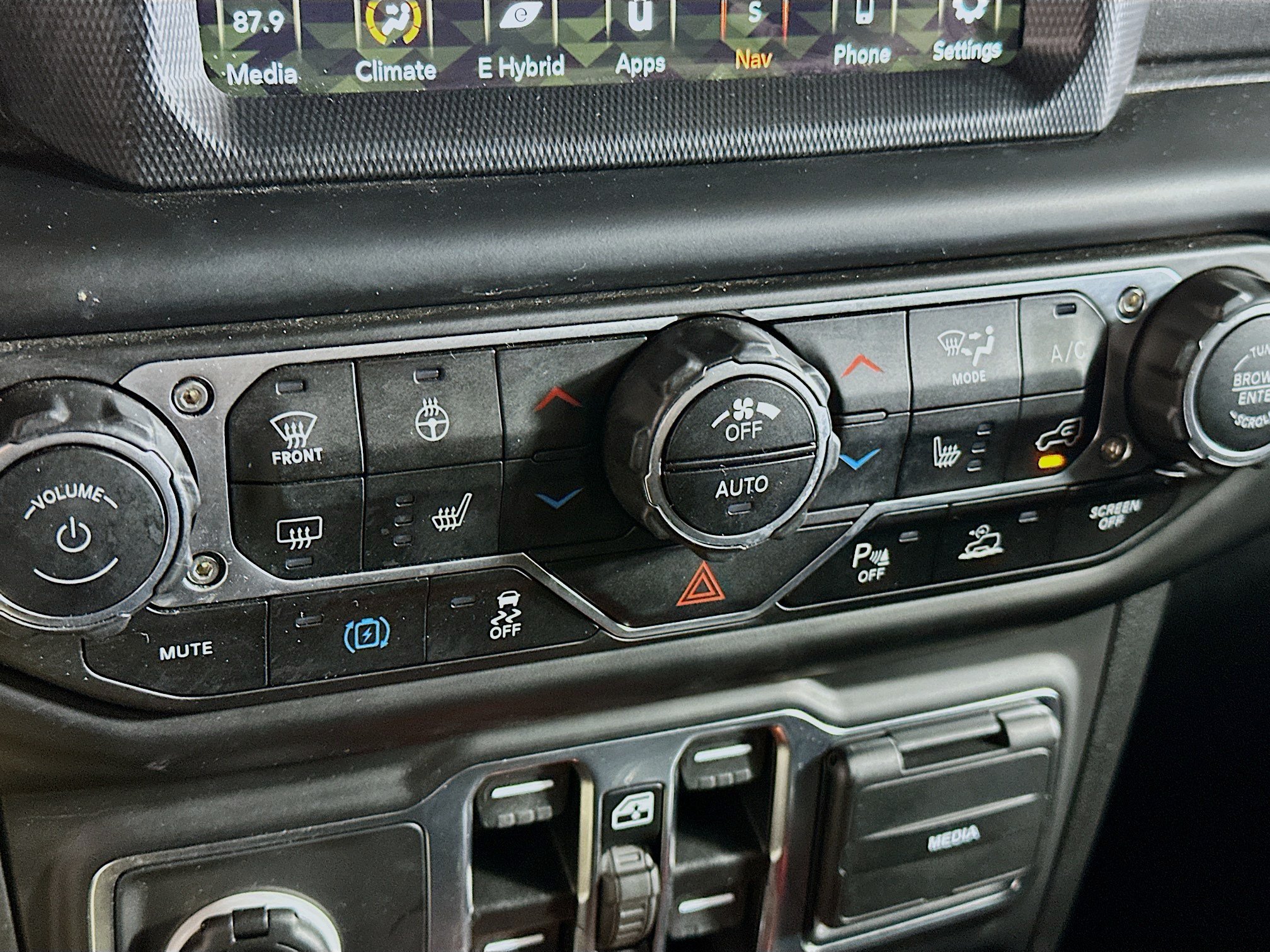 Used 2023 Jeep Wrangler Unlimited Sahara AWD/4WD image 24