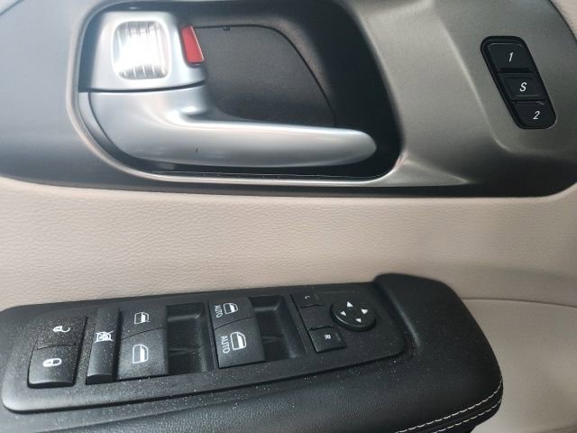 Used 2024 Chrysler Pacifica Touring-L FWD image 13