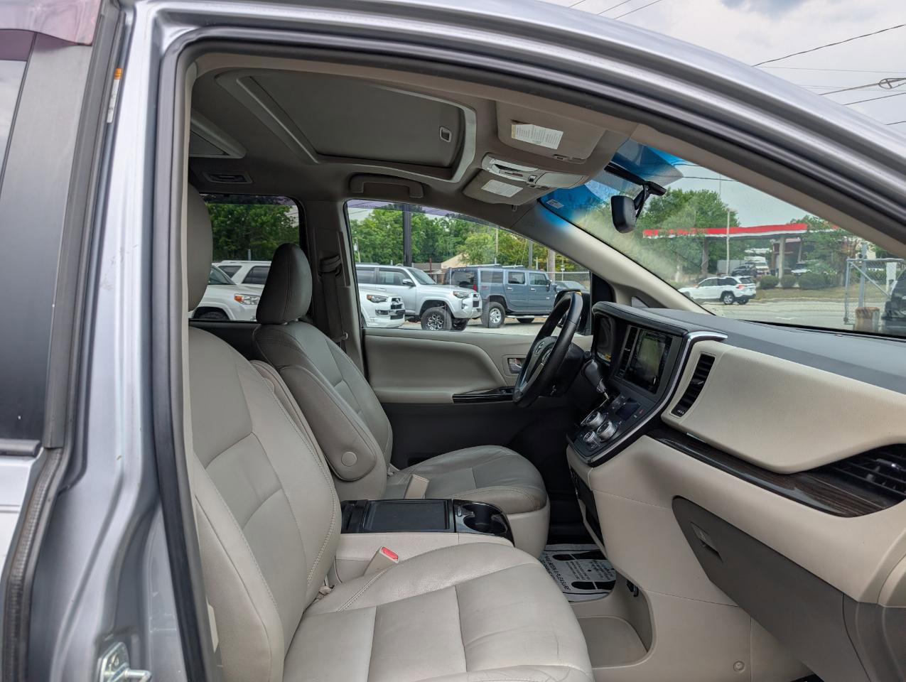 Used 2015 Toyota Sienna XLE Premium FWD image 22