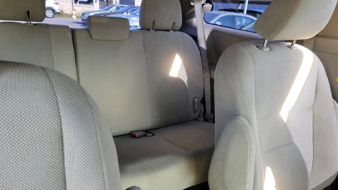 Used 2014 Toyota Sienna L FWD image 14