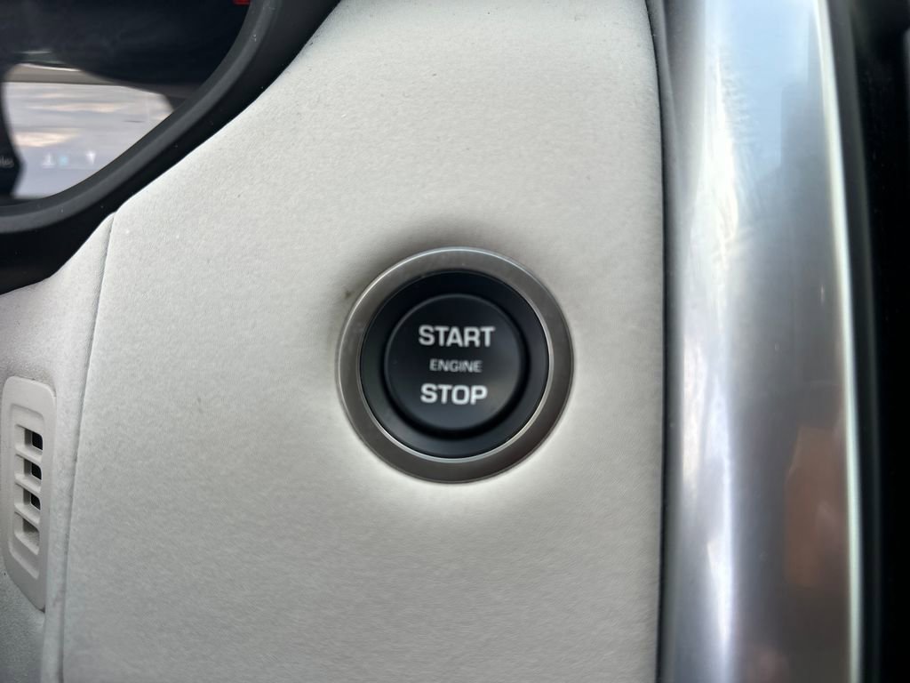 Used 2025 Land Rover Discovery S image 26