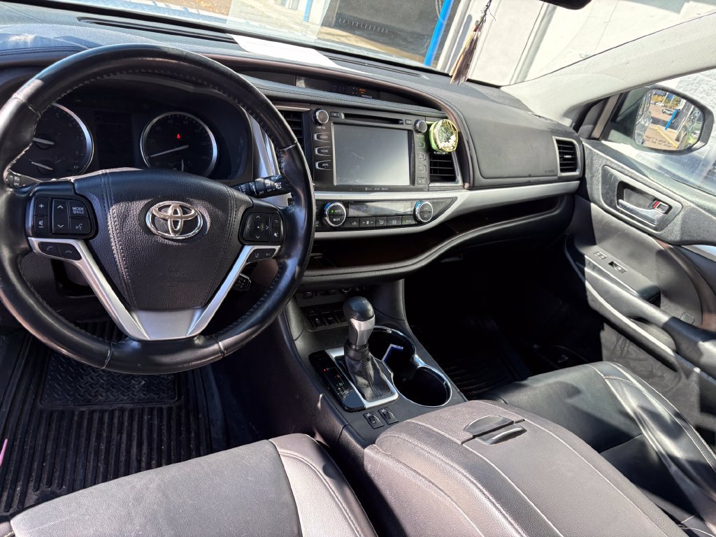 Used 2019 Toyota Highlander XLE FWD image 19
