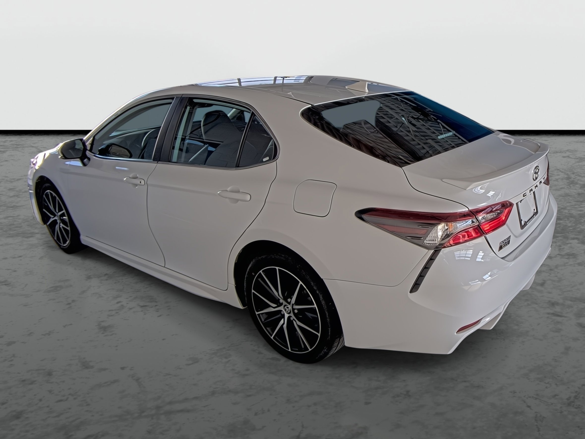 Used 2024 Toyota Camry SE image 11