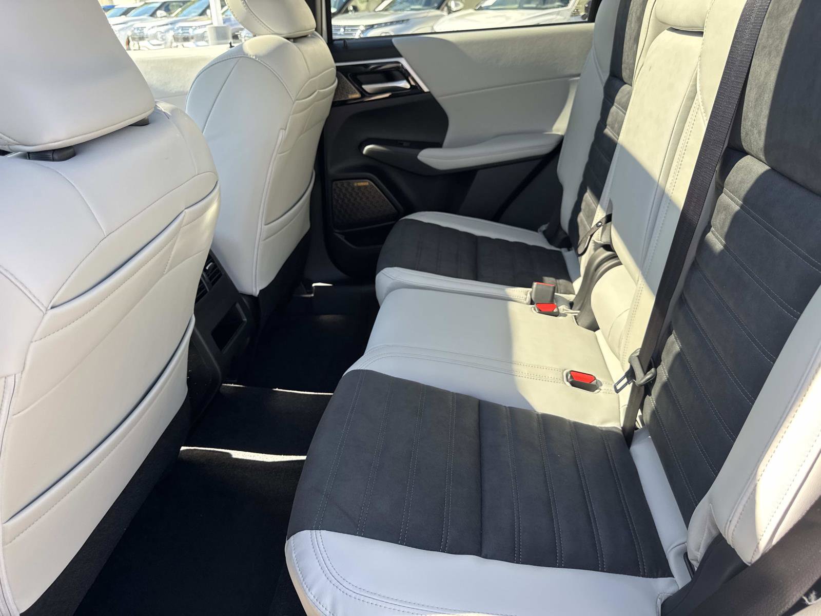 New 2026 Mitsubishi Outlander SE image 12