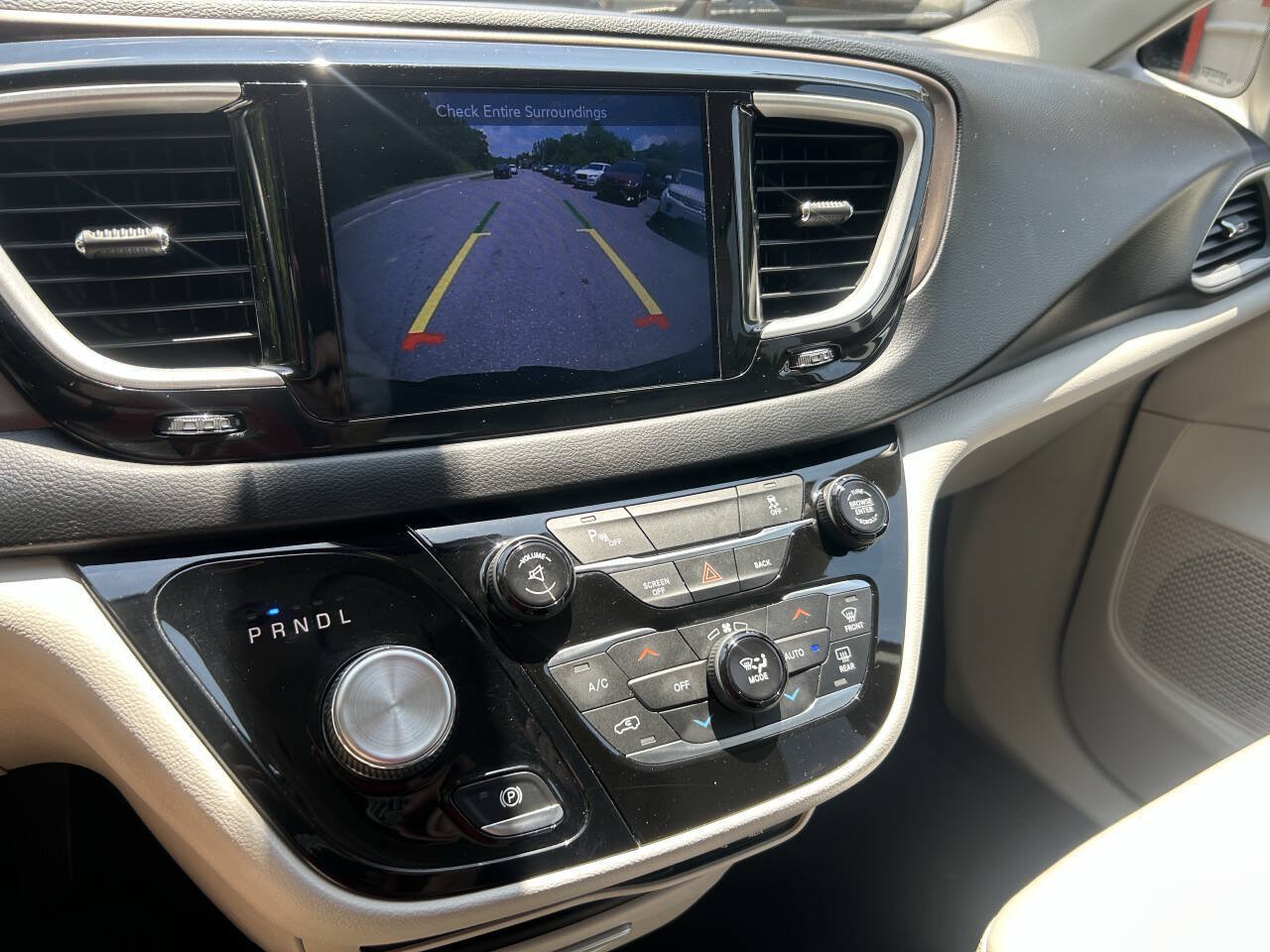 Used 2017 Chrysler Pacifica Touring-L FWD image 17