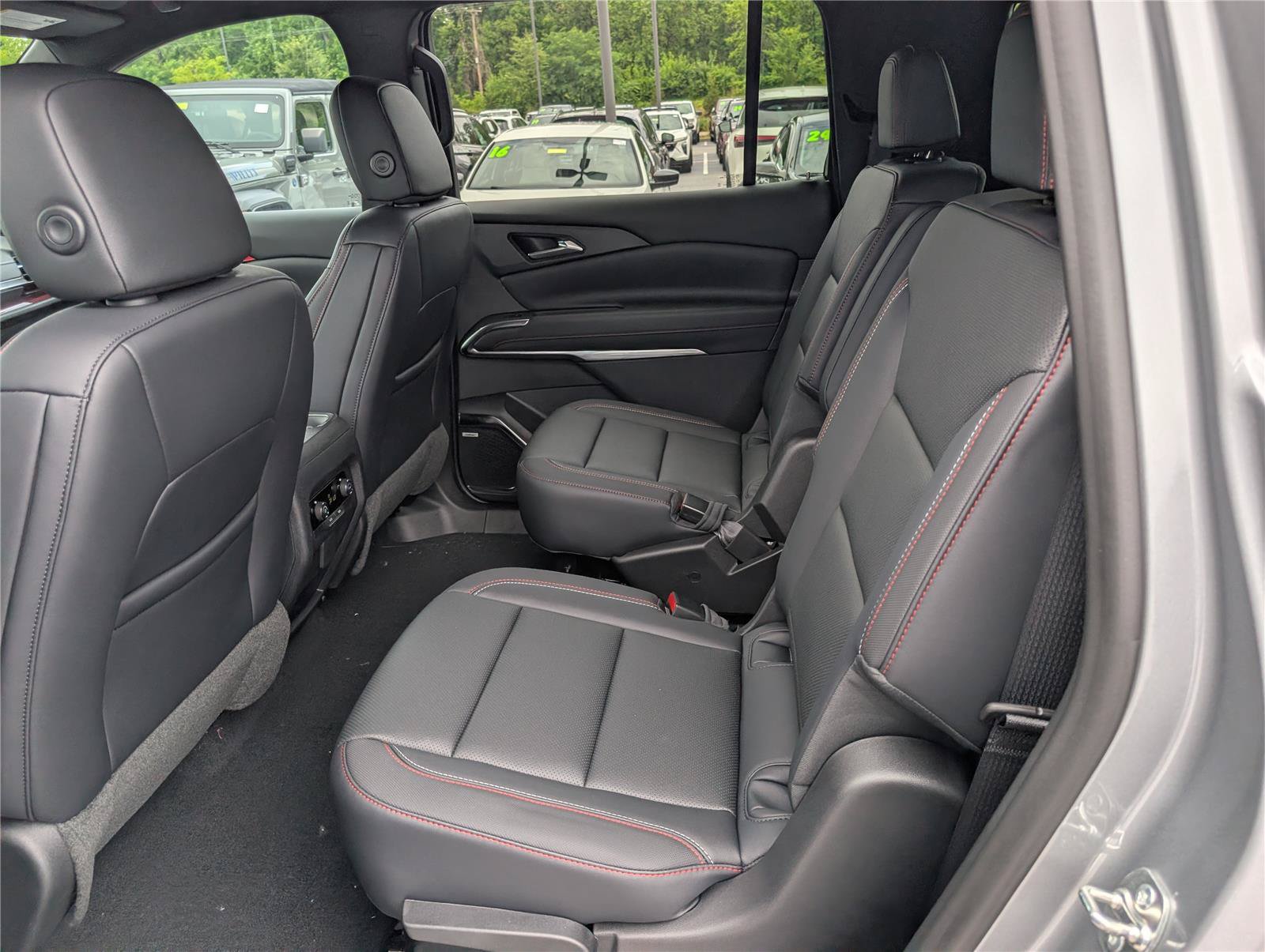 New 2026 Chevrolet Traverse Z71 w/ Enhanced Driving Package AWD/4WD image 11