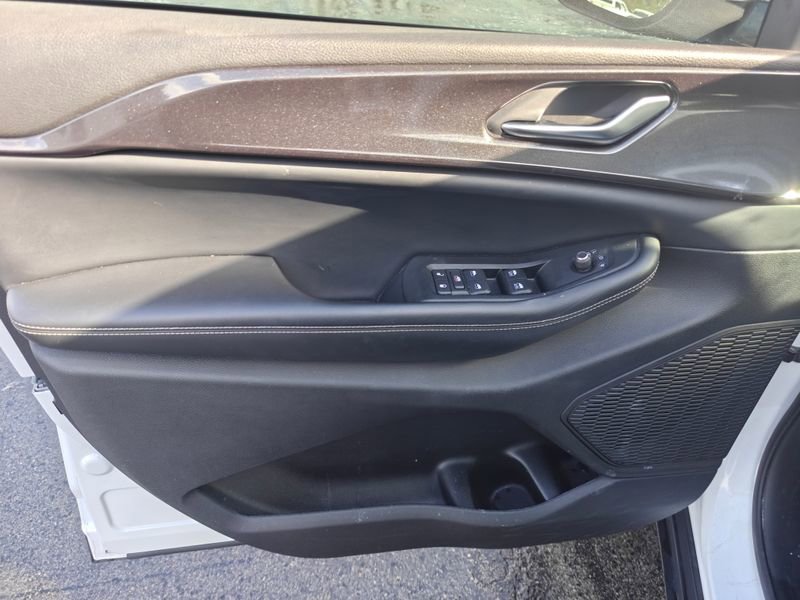 Used 2023 Jeep Grand Cherokee Altitude image 14