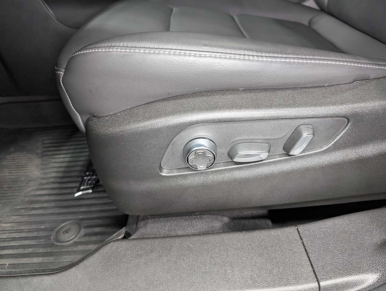 Certified 2024 Cadillac XT4 Premium Luxury w/ Cold Weather Package AWD/4WD image 39