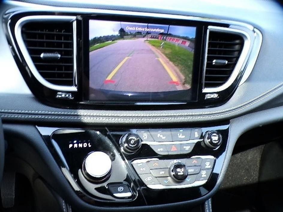 Used 2026 Chrysler Pacifica Limited FWD image 7