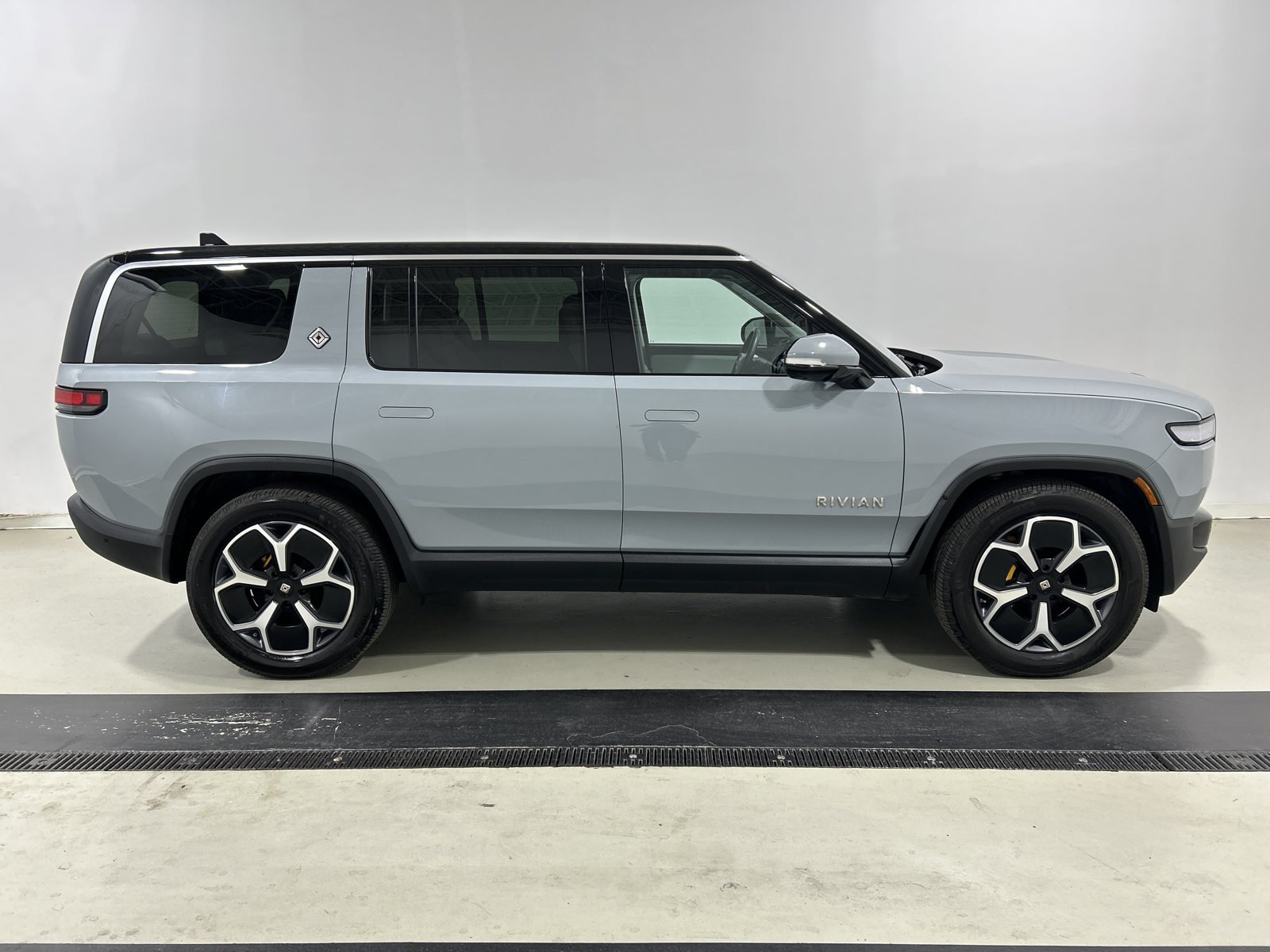 Used 2023 Rivian R1S Launch Edition Quad AWD/4WD image 6