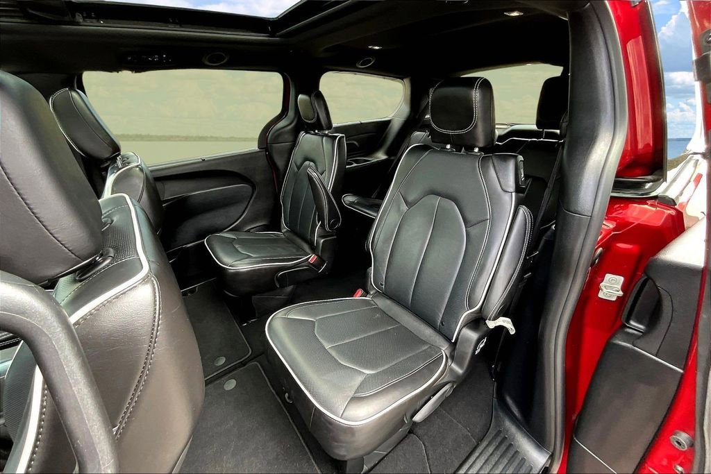 Used 2025 Chrysler Pacifica Limited image 24