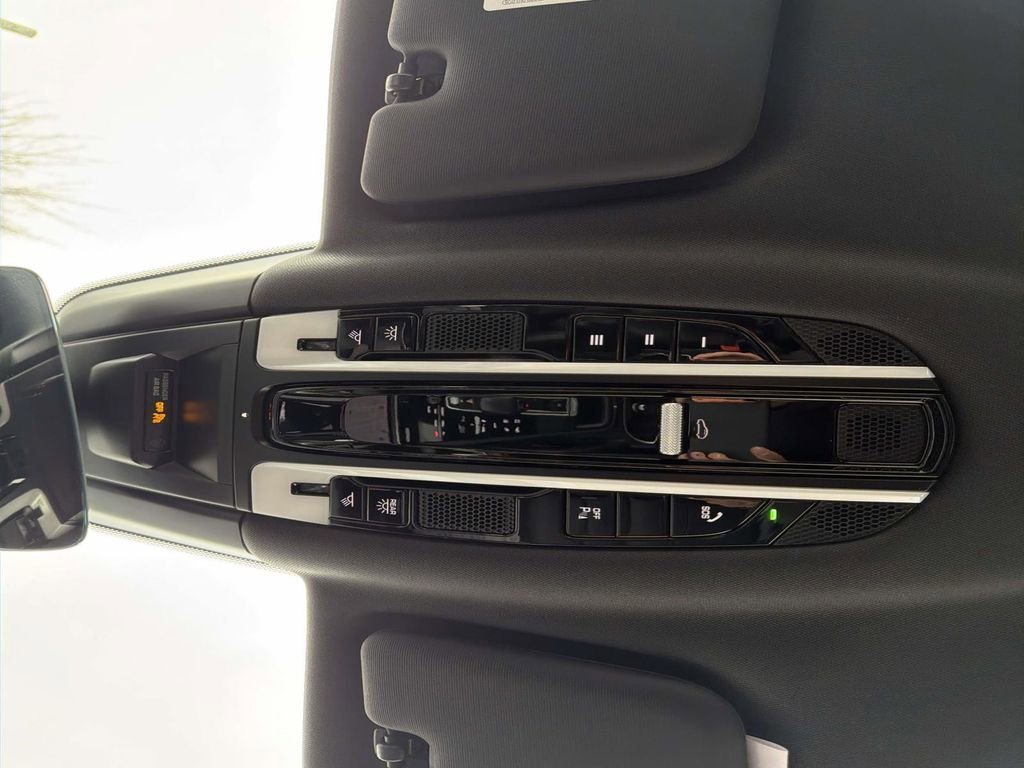 Used 2023 Porsche Cayenne Platinum Edition image 25