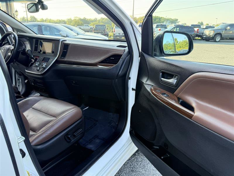 Used 2015 Toyota Sienna Limited Premium FWD image 10