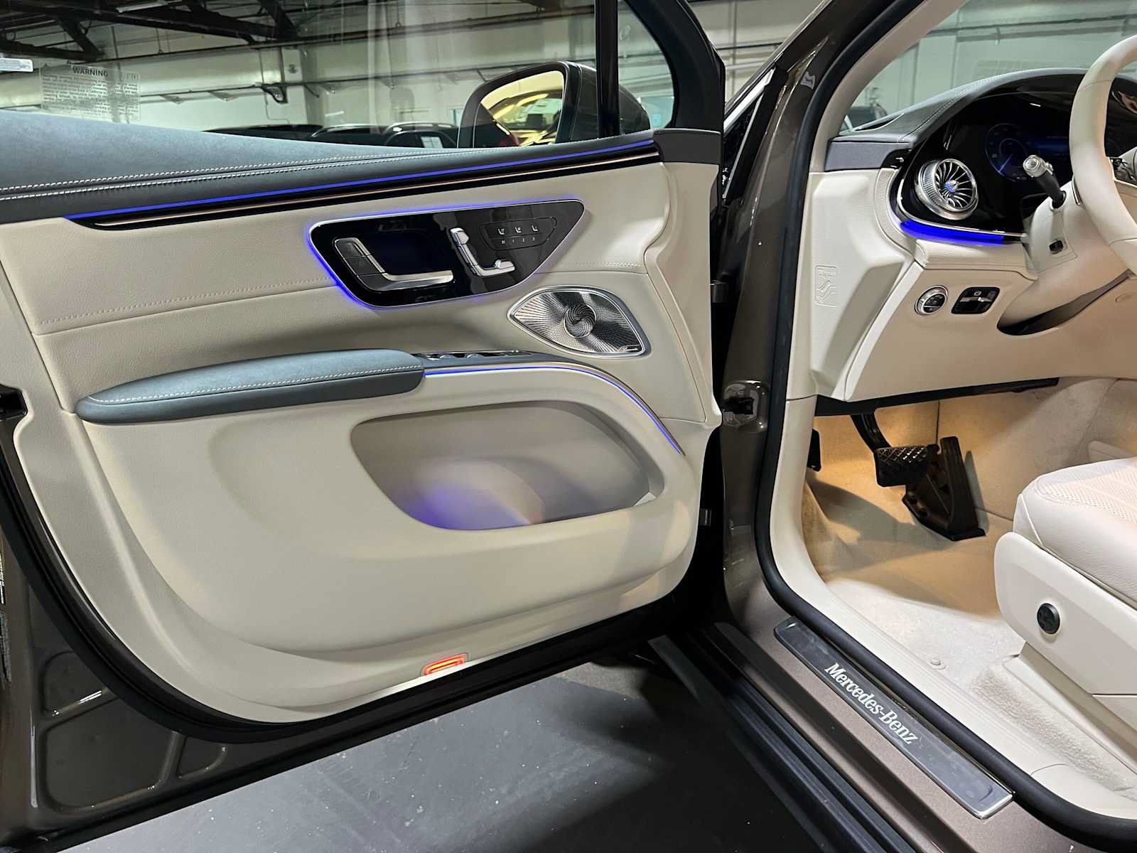 New 2026 Mercedes-Benz EQS 400 4MATIC SUV image 21
