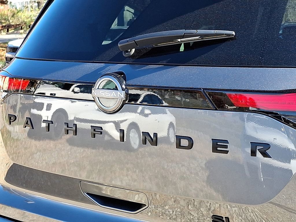 Used 2024 Nissan Pathfinder SL w/ Black Appearance Package image 16