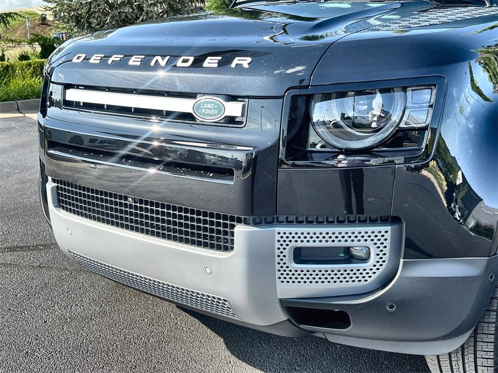 Used 2025 Land Rover Defender 110 S image 9