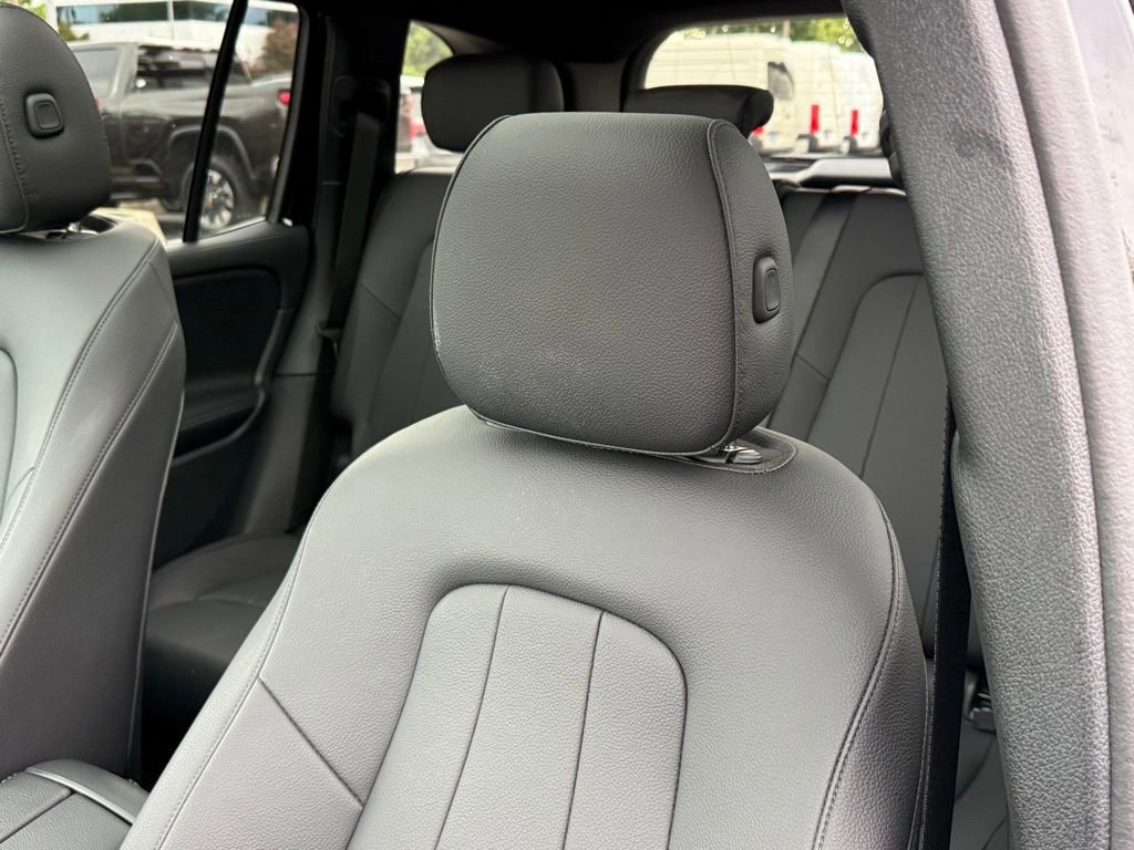 Used 2026 Mercedes-Benz GLB 250 image 3