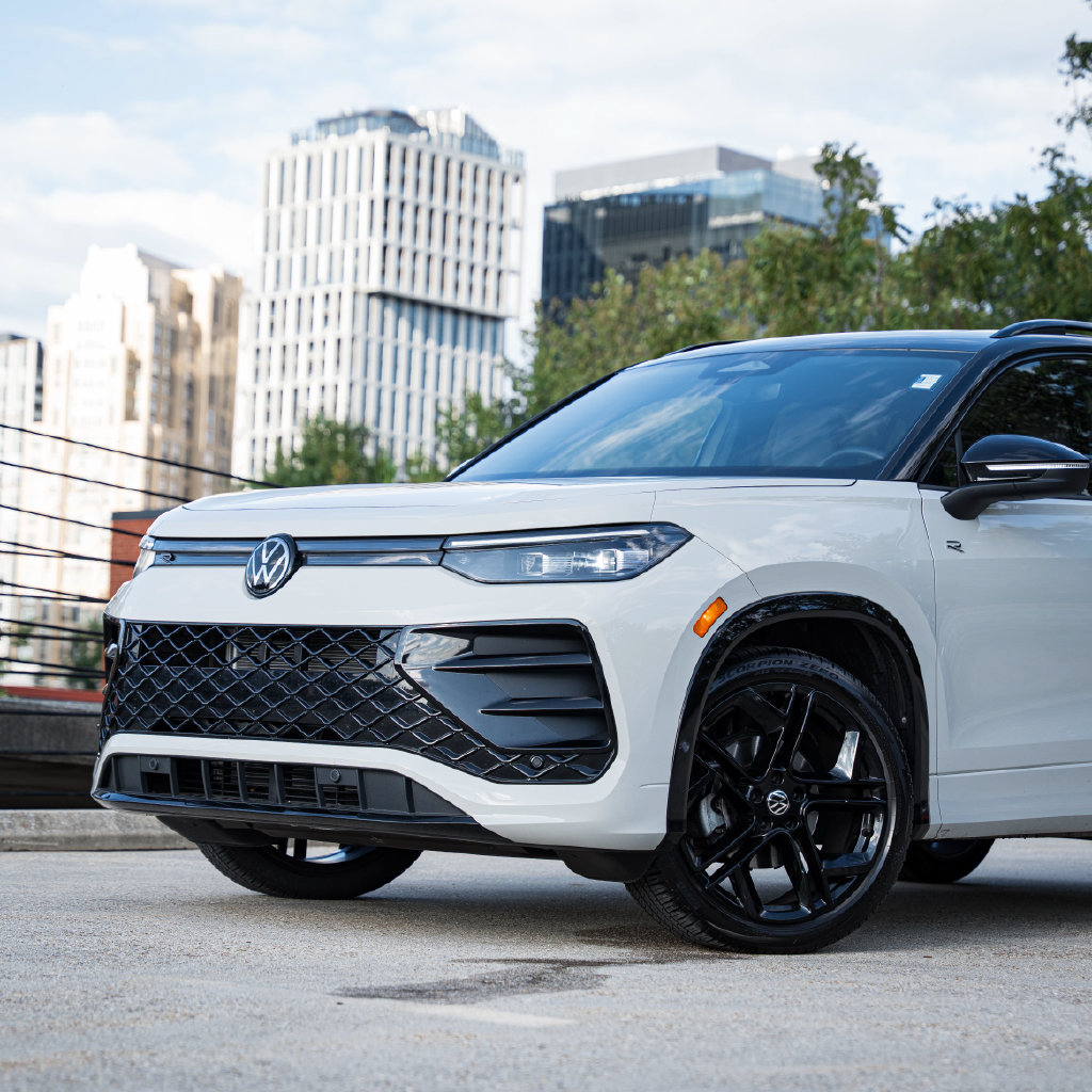 Certified 2026 Volkswagen Tiguan SE R-Line FWD image 3