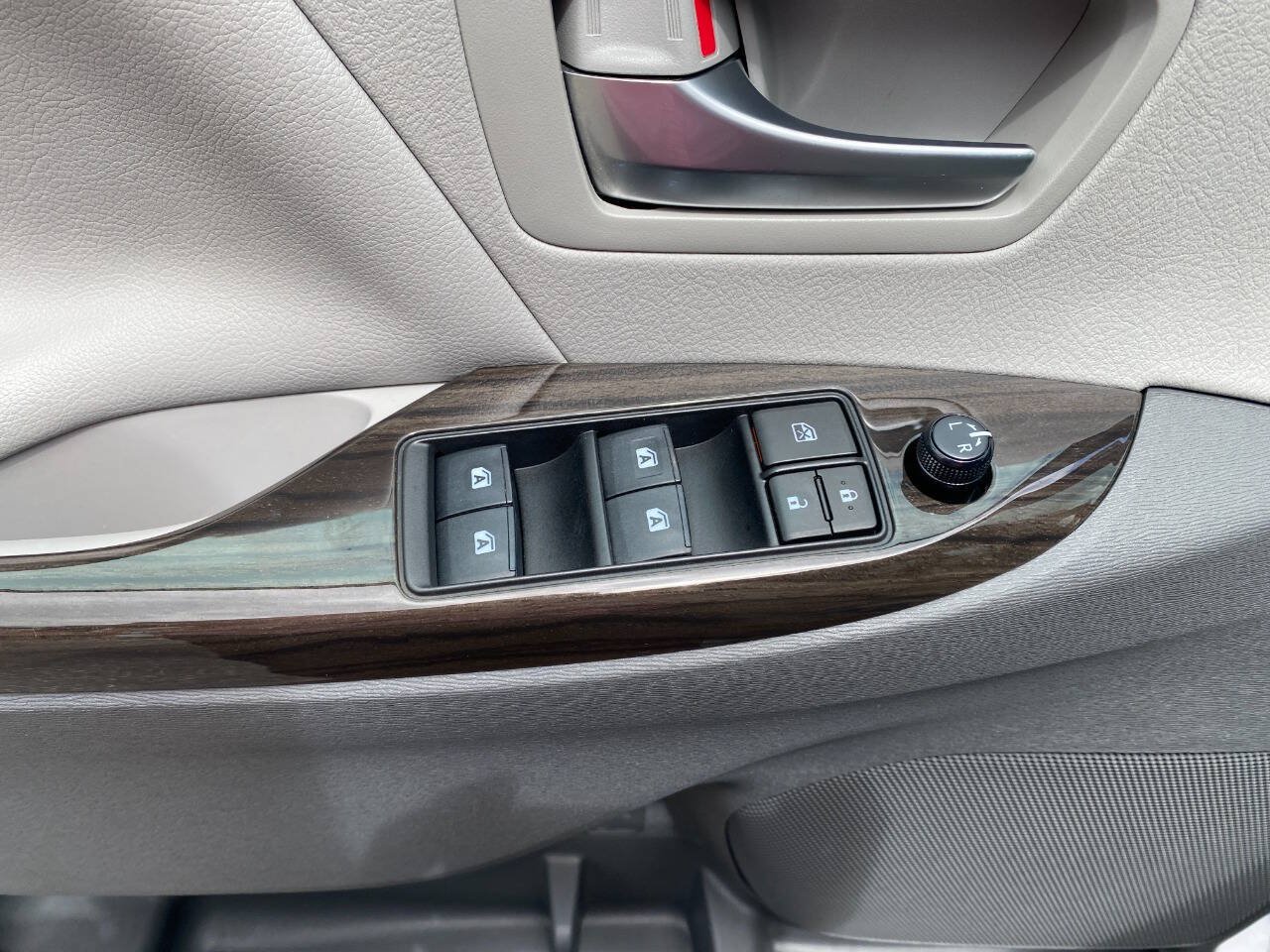 Used 2020 Toyota Sienna XLE FWD image 12