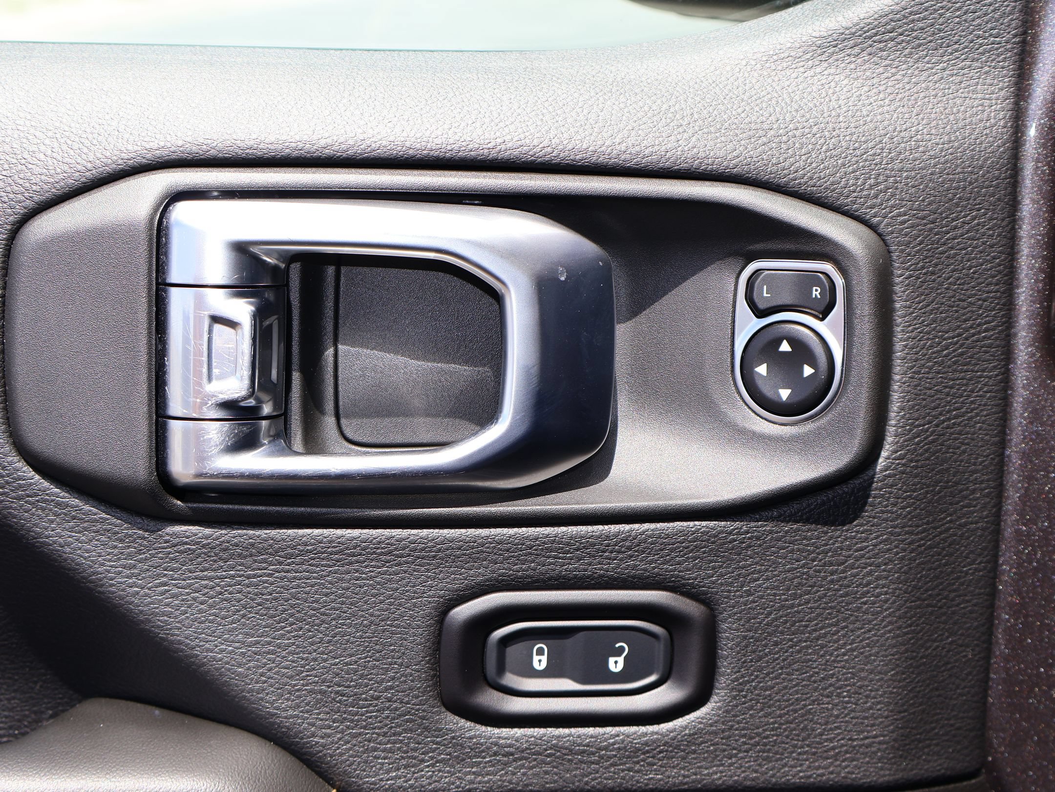 Used 2025 Jeep Wrangler Unlimited Sahara AWD/4WD image 10