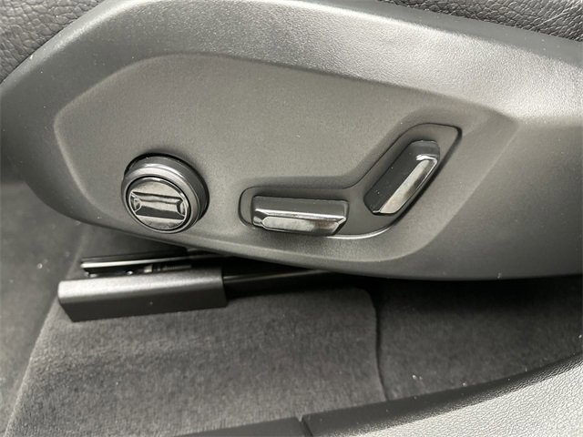 Used 2025 Volvo XC60 B5 Plus image 12