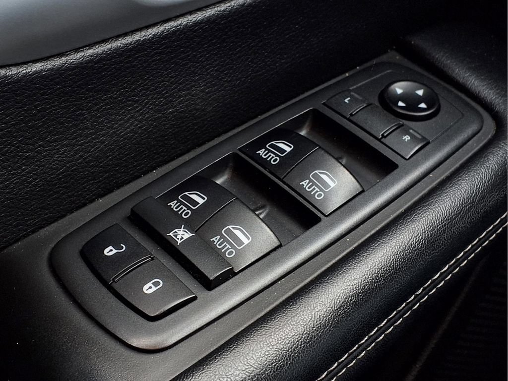 Used 2018 Chrysler Pacifica Touring-L Plus w/ S Appearance Package FWD image 19