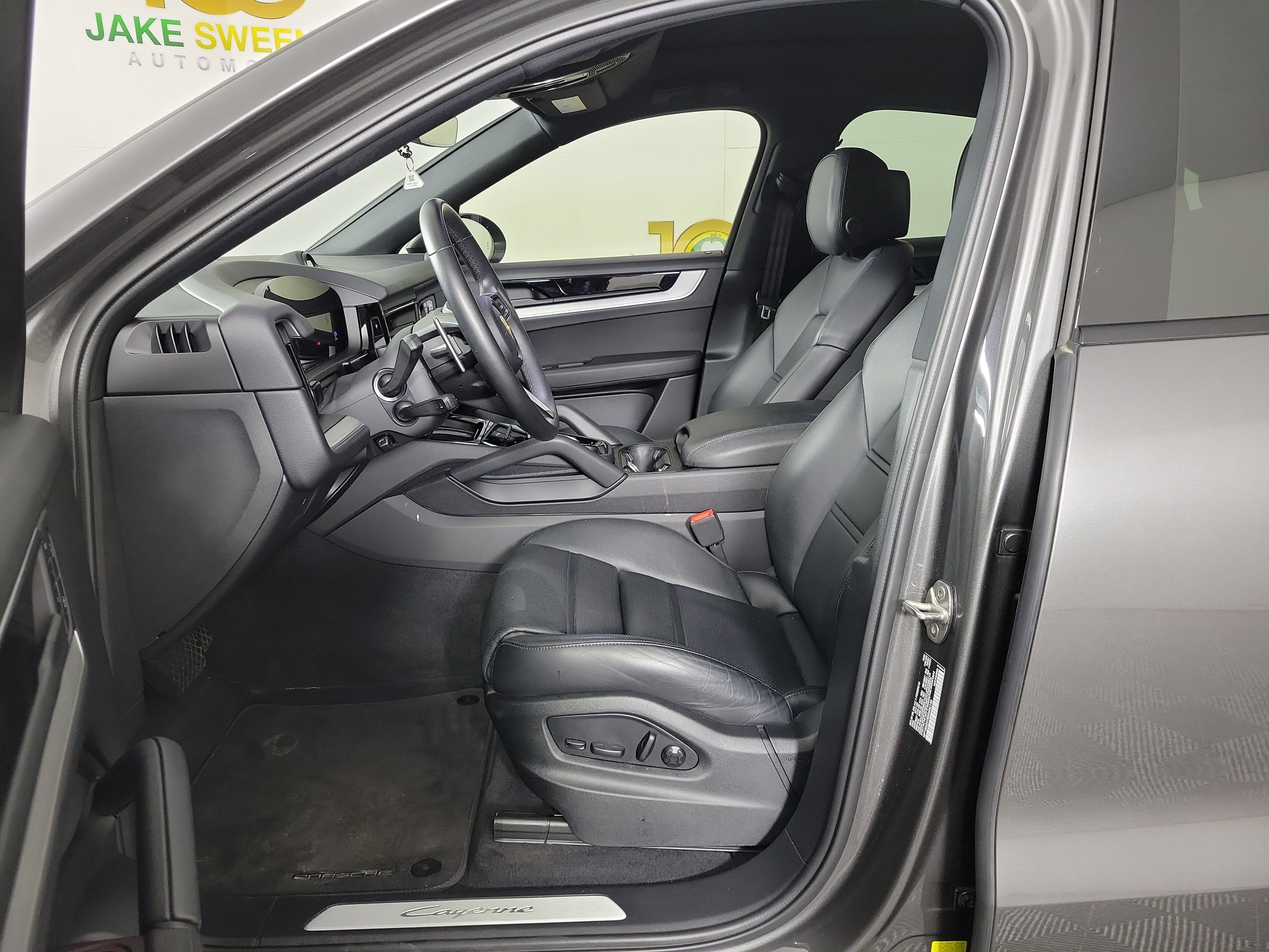 Used 2024 Porsche Cayenne Coupe image 5