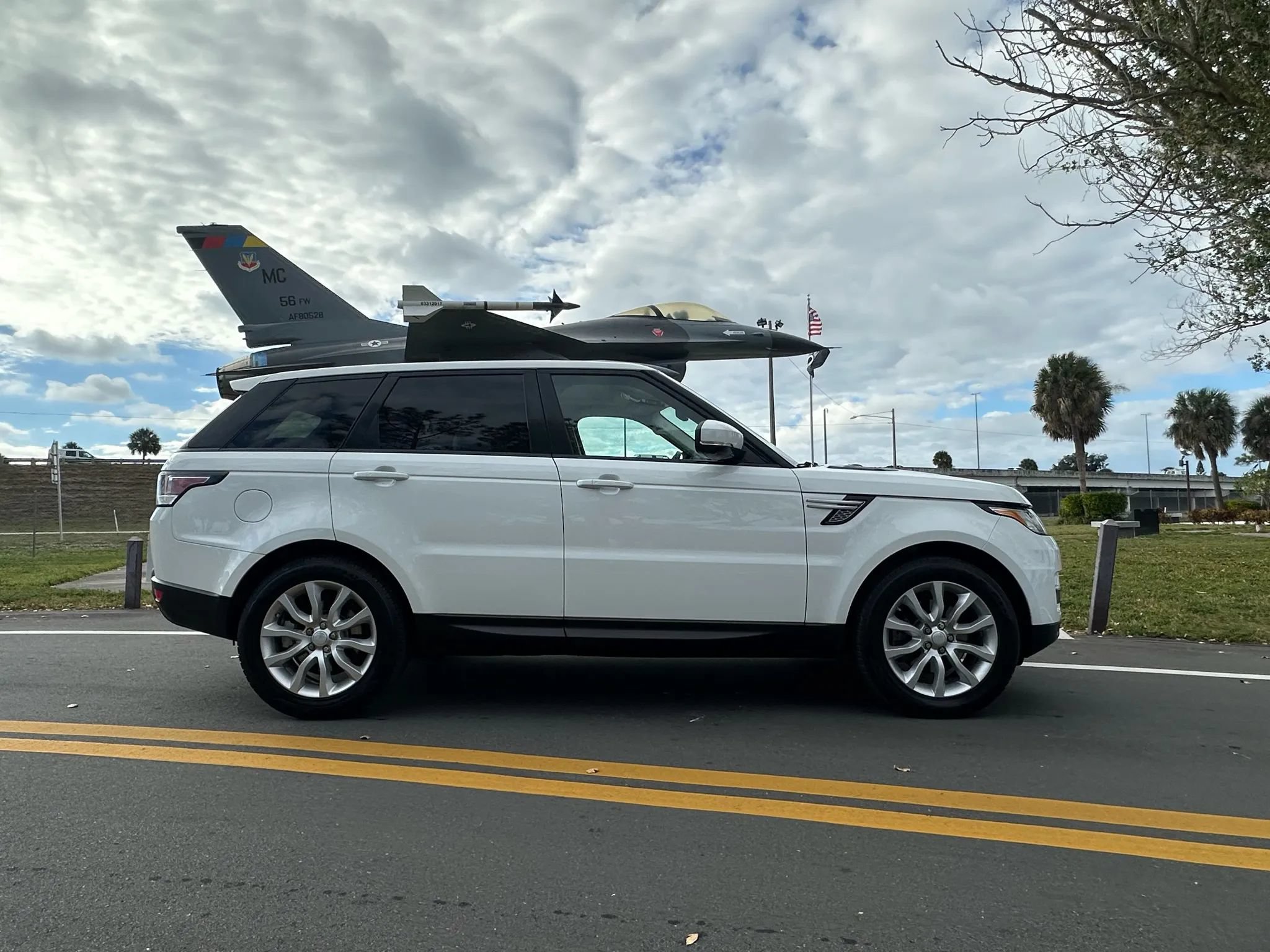 Used 2015 Land Rover Range Rover Sport AWD/4WD image 1
