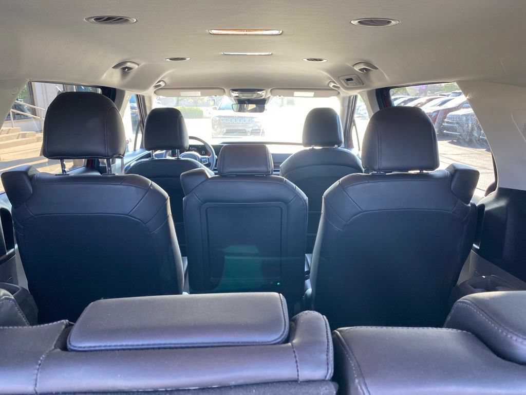 Used 2025 Kia Carnival FWD image 7
